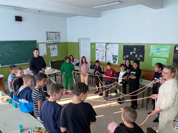 A group of children in a classroom

AI-generated content may be incorrect.